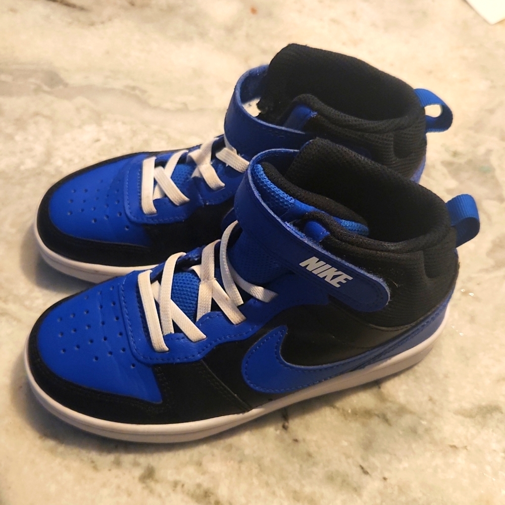 NIKE BOYS LITTLE KID COURT BOROUGH 2 MID SNEAKER